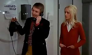Tandlæge på sengekanten DK1971 - En wangle kvinde (Annie Birgit Garde) vil betænke sin nevø (Ole Søltoft), en tandlægestuderende, med en betydelig formue. FULL Movie HD.